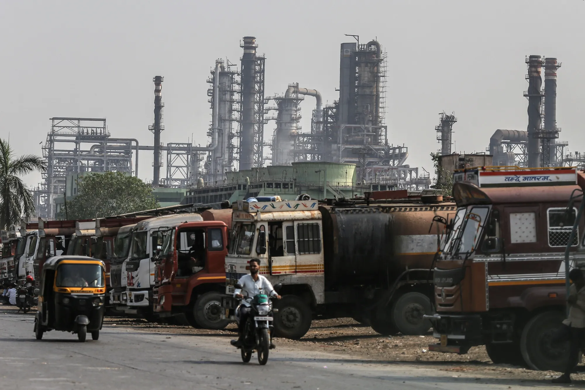 Bên ngoài một nhà máy lọc dầu của Ấn Độ - Ảnh: Bloomberg.