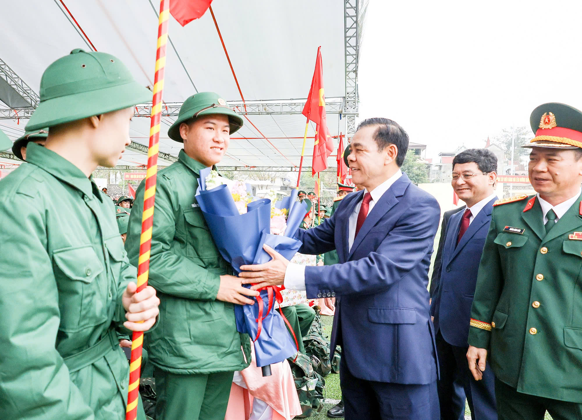 Chủ tịch UBND tỉnh Nghệ An Võ Trọng Hải chúc mừng các tân binh lên đường nhập ngũ. 