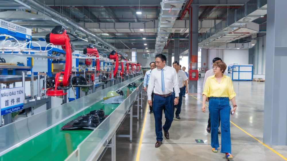 Chủ tịch UBND thành phố Huế Nguyễn Khắc Toàn kiểm tra hoạt động sản xuất đầu năm