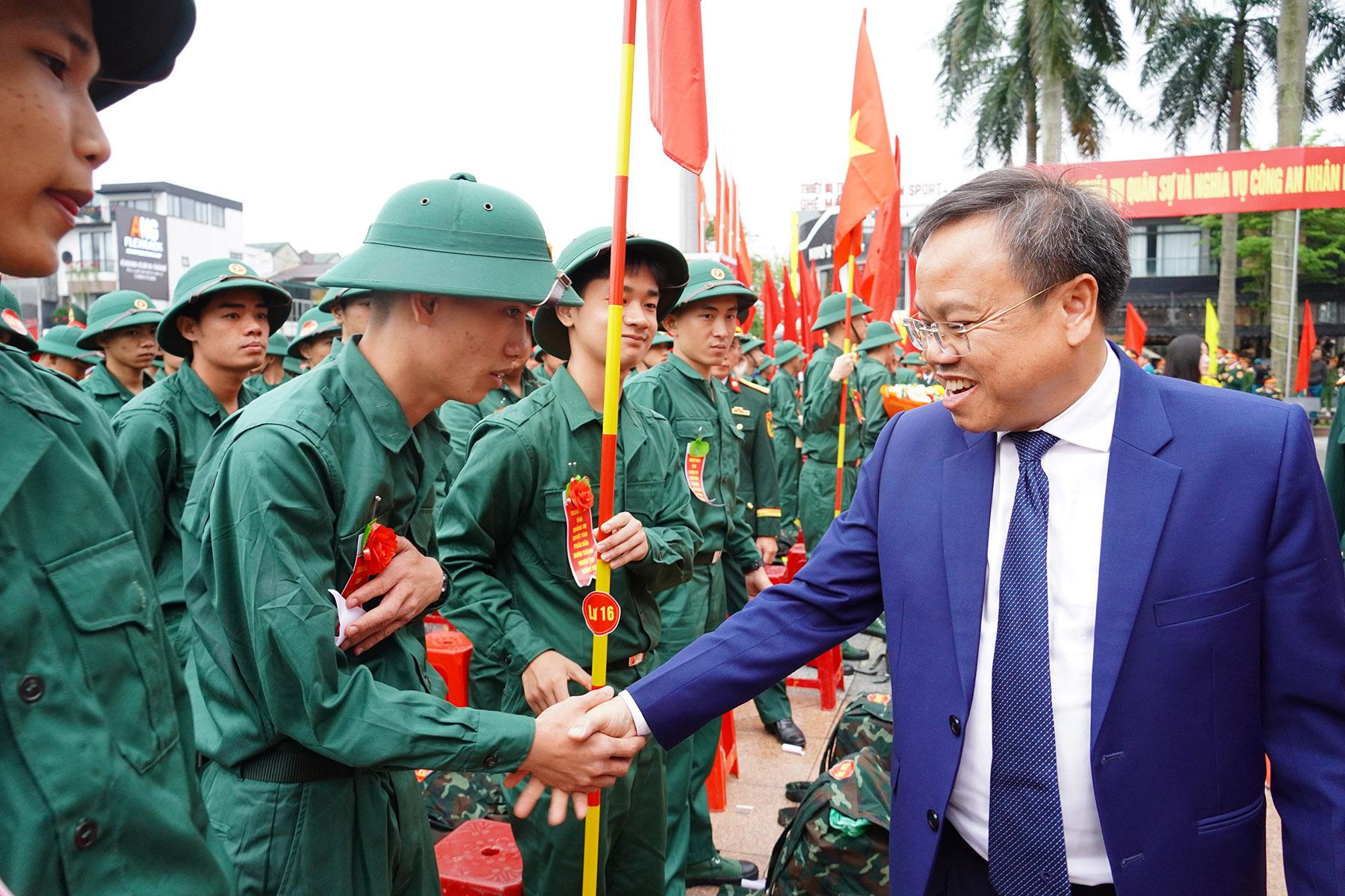 Lãnh đạo tỉnh Quảng Trị bắt tay động viên các tân binh