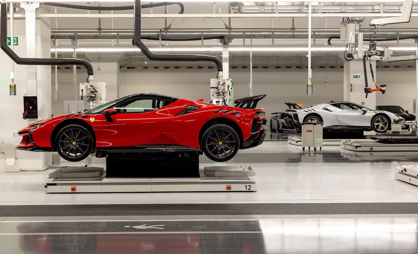 <i>Việc Ferrari đang hướng tới xe điện trong khi Lamborghini lại rút lui cũng có thể liên quan đến việc Ferrari là một công ty độc lập trong khi Lamborghini là một bộ phận của một nhà sản xuất ô tô lớn hơn nhiều. Ảnh minh hoạ: Ferrari.</i>