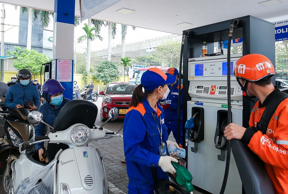 Từ chiều 5/3/2026, giá các mặt hàng xăng được điều chỉnh  tăng mạnh so với kỳ điều hành trước (ngày 26/2/2026)