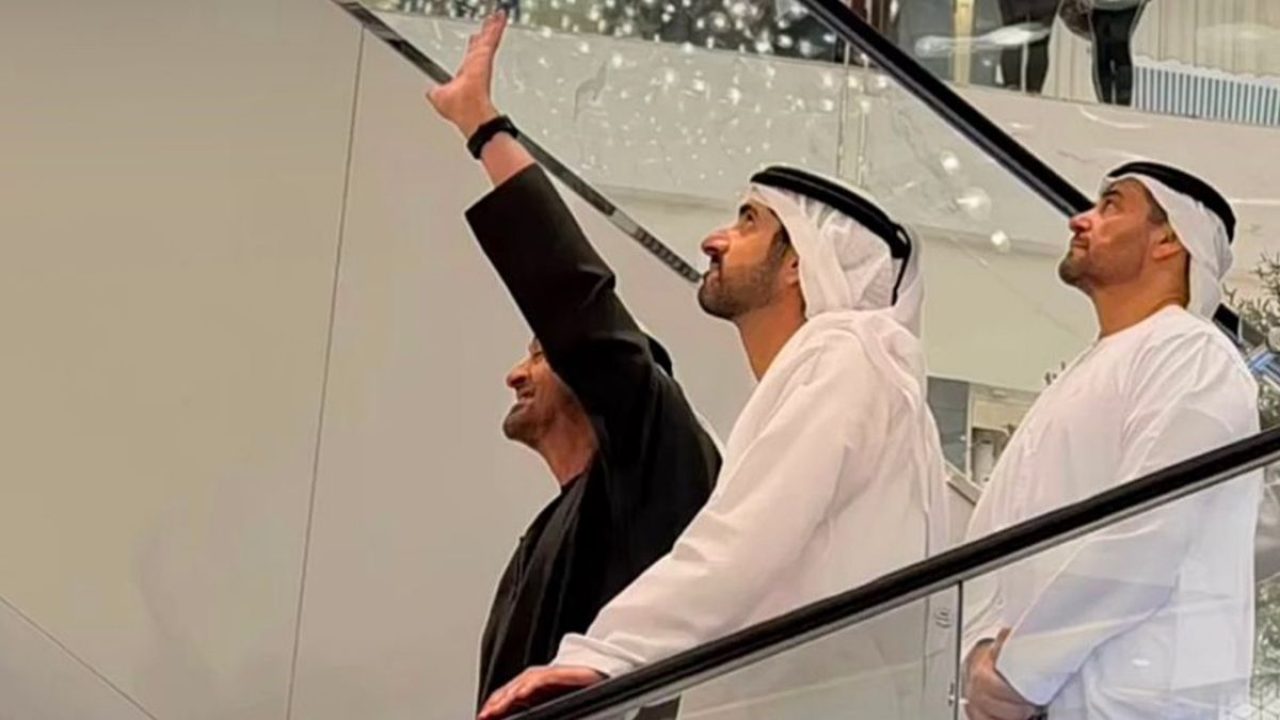 Hai nhà lãnh đạo UAE xuất hiện giữa khu mua sắm đông đúc. Ảnh: India TV News