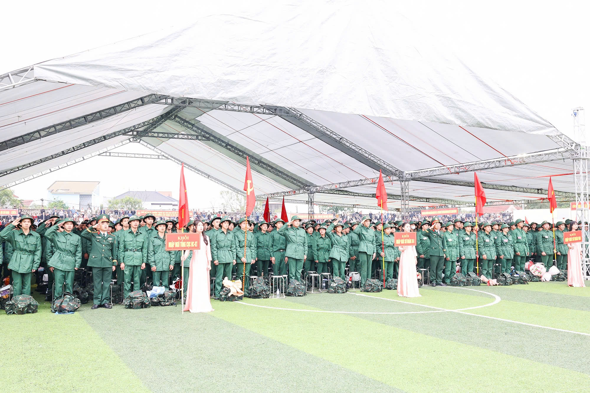 Các tân binh Nghệ An sẵn sàng lên đường thực hiện nghĩa vụ với Tổ quốc.