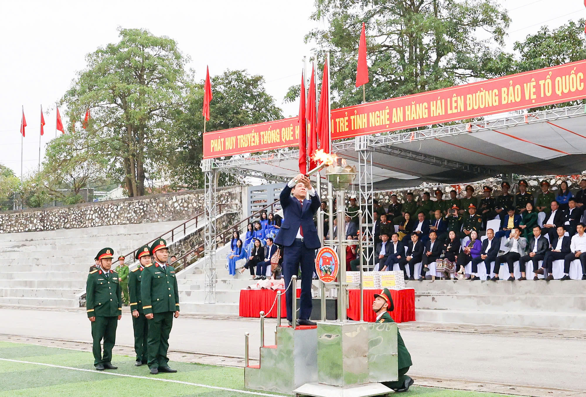 Chủ tịch UBND tỉnh Nghệ An Võ Trọng Hải thắp lửa truyền thống