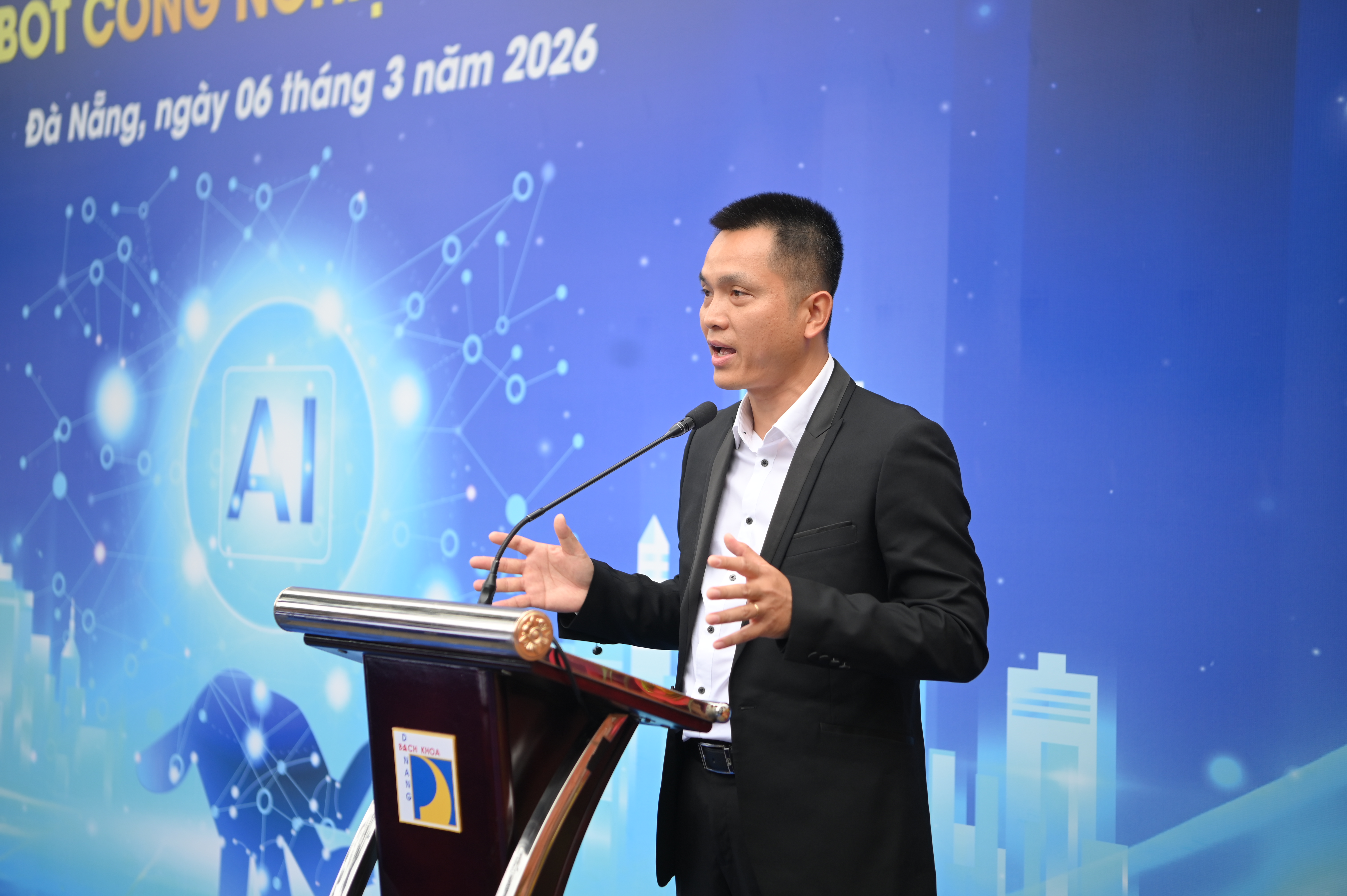 Ông Huỳnh Phong Phú - Tổng giám đốc KUKA Vietnam phát biểu - Ảnh: KUKA Vietnam.