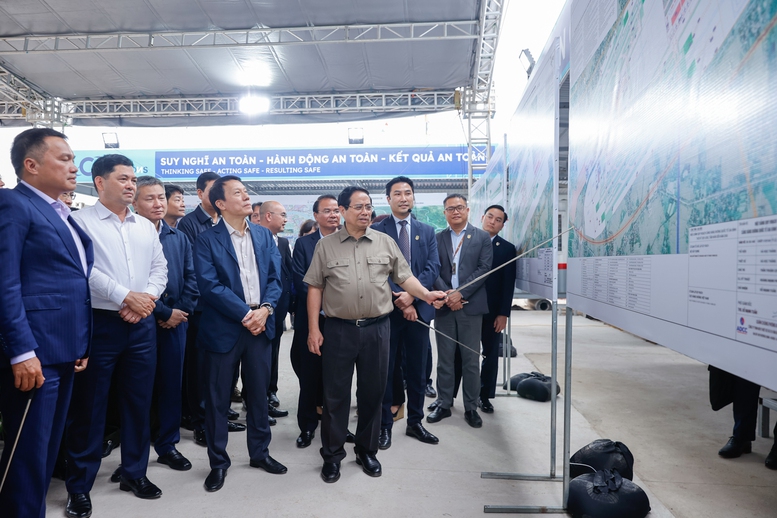 Thủ tướng nghe báo cáo về thi công Link Trang Chủ PG88.Com Mới #2026 Cảng hàng không quốc tế Gia Bình (nhà ga VIP) - Ảnh: VGP