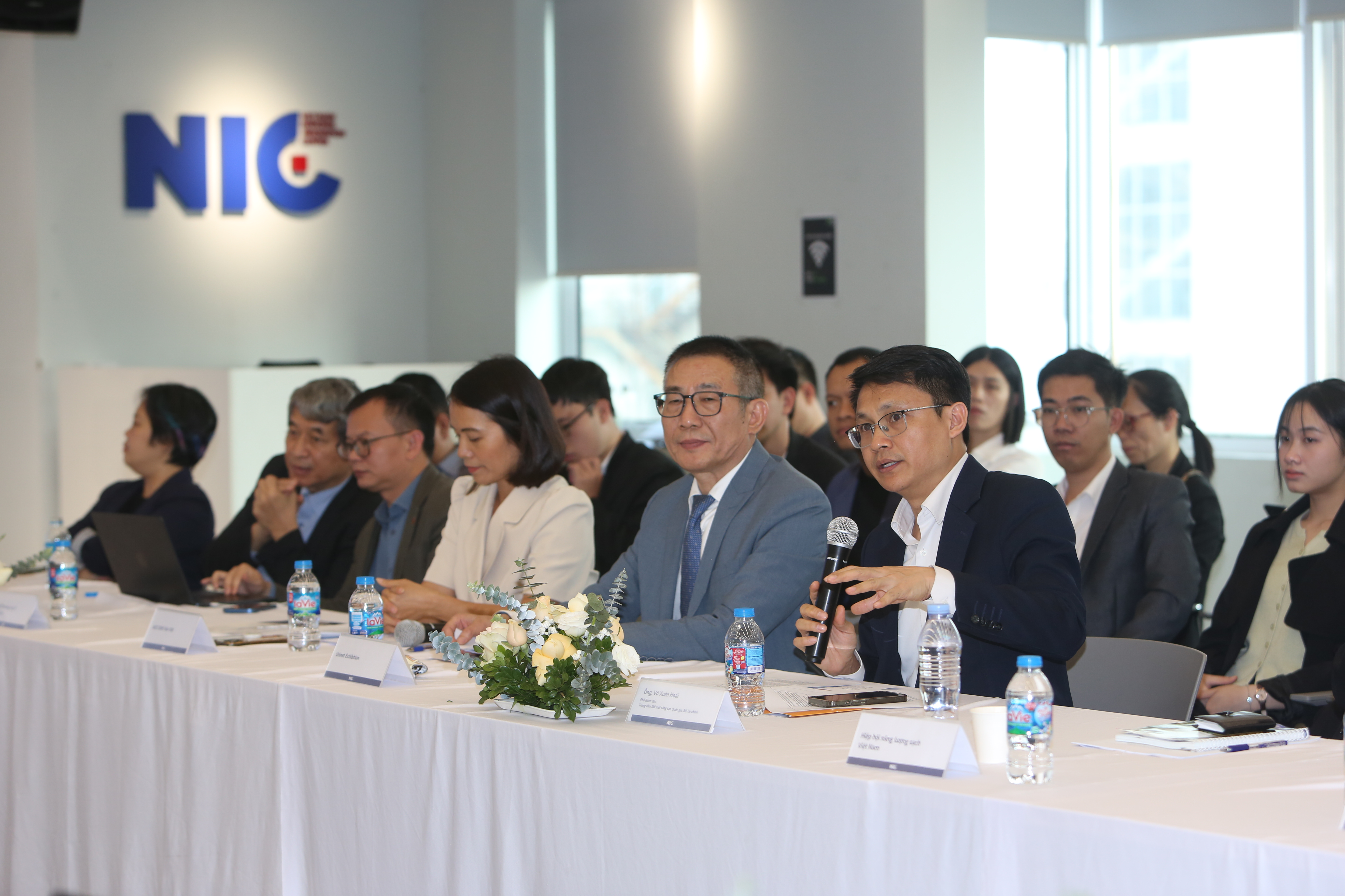 Ông Võ Xuân Hoài, Phó Giám đốc Trung tâm Đổi mới sáng tạo quốc gia trao đổi với báo giới tại buổi công bố thông tin triển lãm.&nbsp;