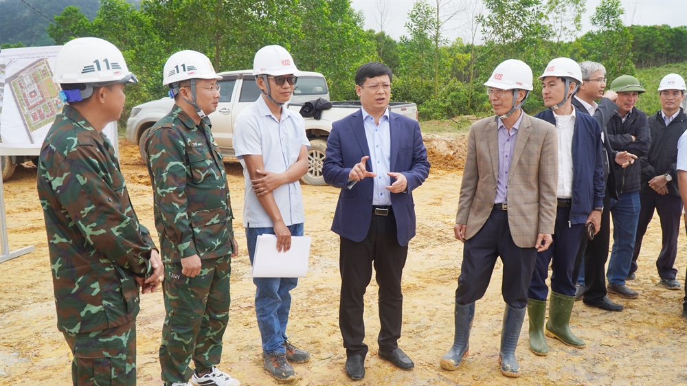Phó Chủ tịch Thường trực UBND thành phố Huế Nguyễn Thanh Bình kiểm tra tiến độ xây dựng trường phổ thông nội trú liên cấp tại xã A Lưới 3
