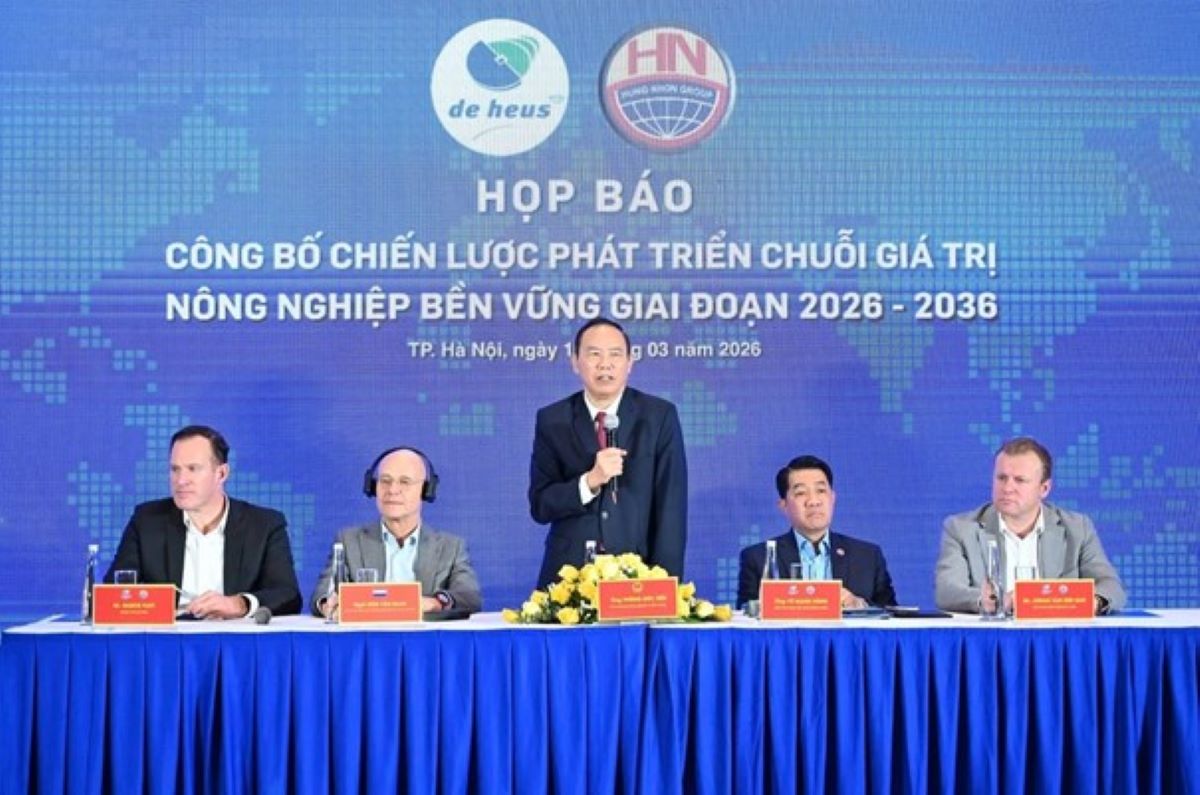 Thứ trưởng Bộ Nông nghiệp và Môi trường Phùng Đức Tiến phát biểu tại họp báo. Ảnh: Chu Khôi.