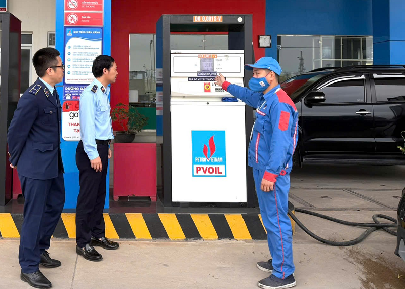 Lực lượng Quản lý thị trường Thanh Hoá kiểm tra, giám sát mặt hàng xăng dầu chiều ngày 09/3/2026.