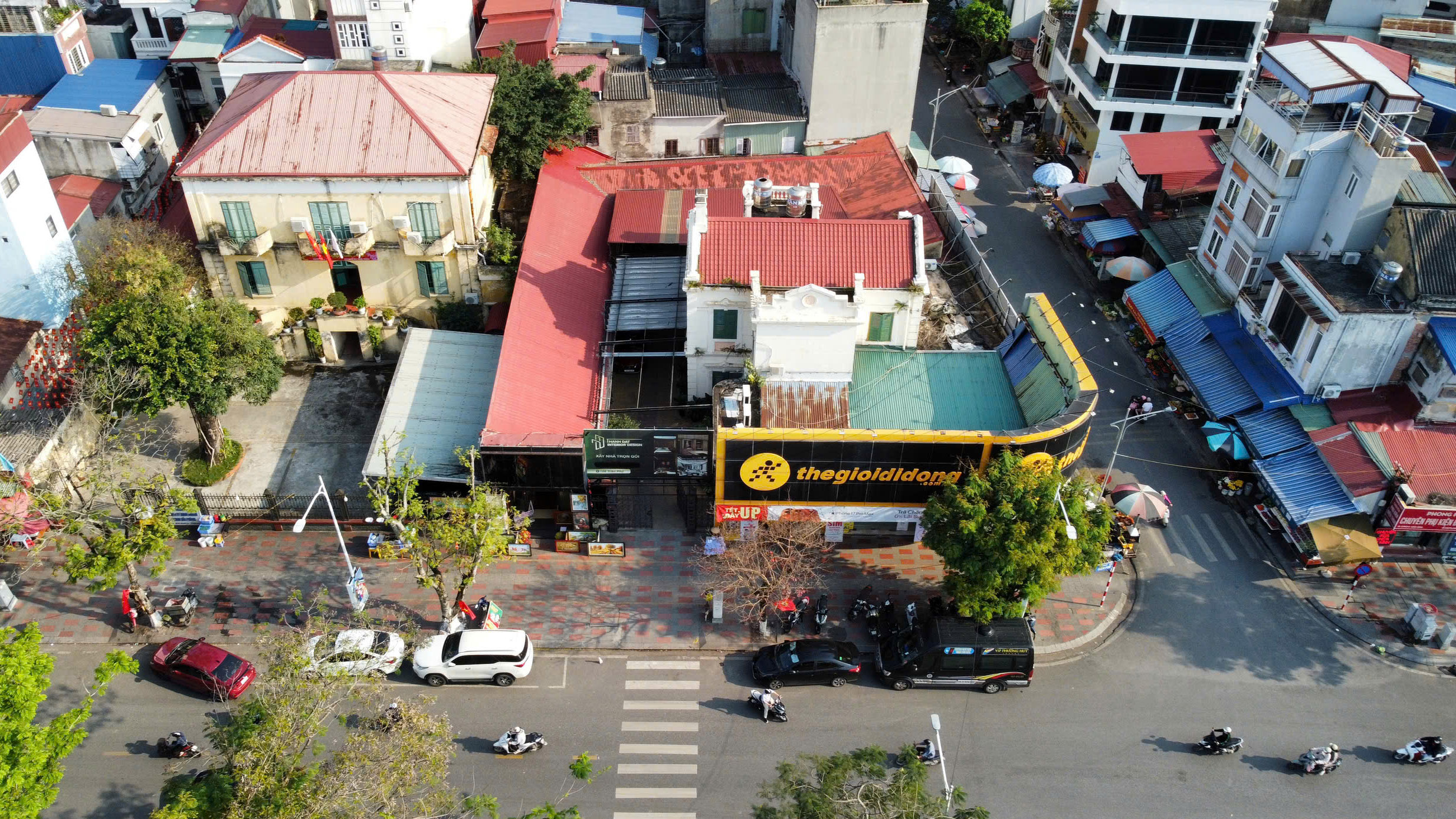 Cơ sở nhà đất số 106 Trần Phú là cửa hàng bán điện thoại di động.