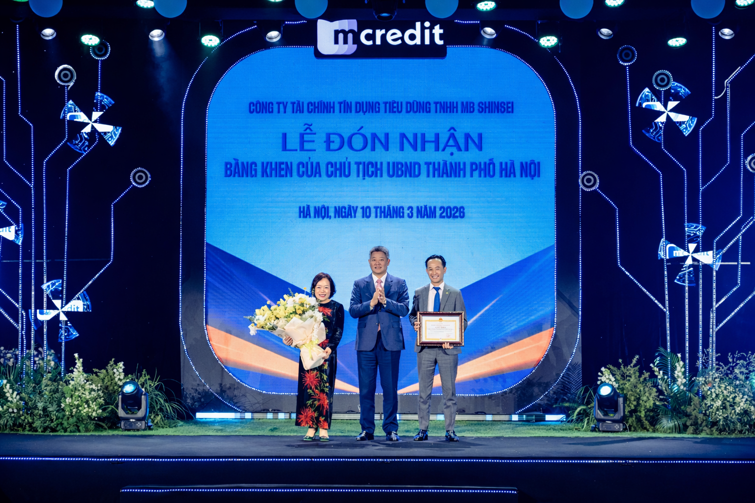 Ủy viên Ban Thường vụ Thành ủy, Phó Chủ tịch UBND TP. Hà Nội Nguyễn Mạnh Quyền tặng Bằng khen của Chủ tịch UBND TP. Hà Nội cho Ban lãnh đạo Mcredit. Ảnh:&nbsp;Mcredit.