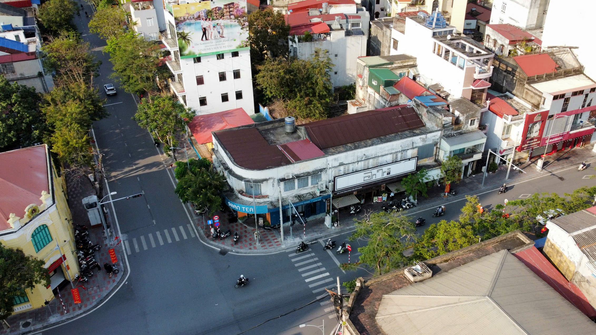 Cơ sở nhà đất số 84-86 Điện Biên phủ nằm tại góc phố Điện Biên Phủ - Hoàng Văn Thụ do&nbsp;Công ty cổ phần Công nghệ phẩm Hải Phòng&nbsp; thuê từ lâu cũng trở thành quán trà - cafe.