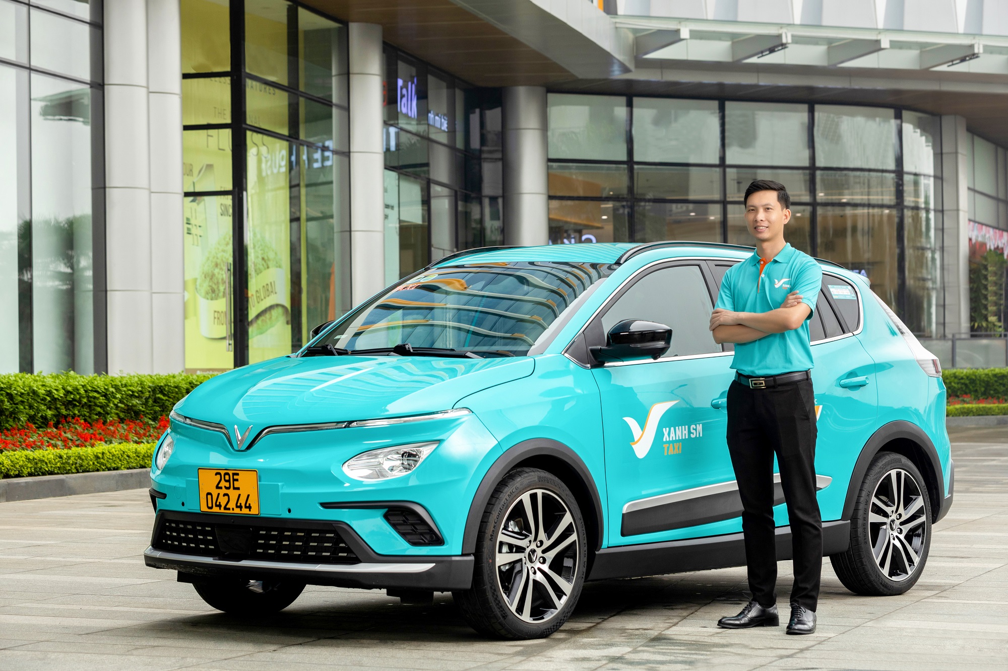 Vingroup khẩn cấp hỗ trợ khách hàng giảm áp lực giá xăng dầu