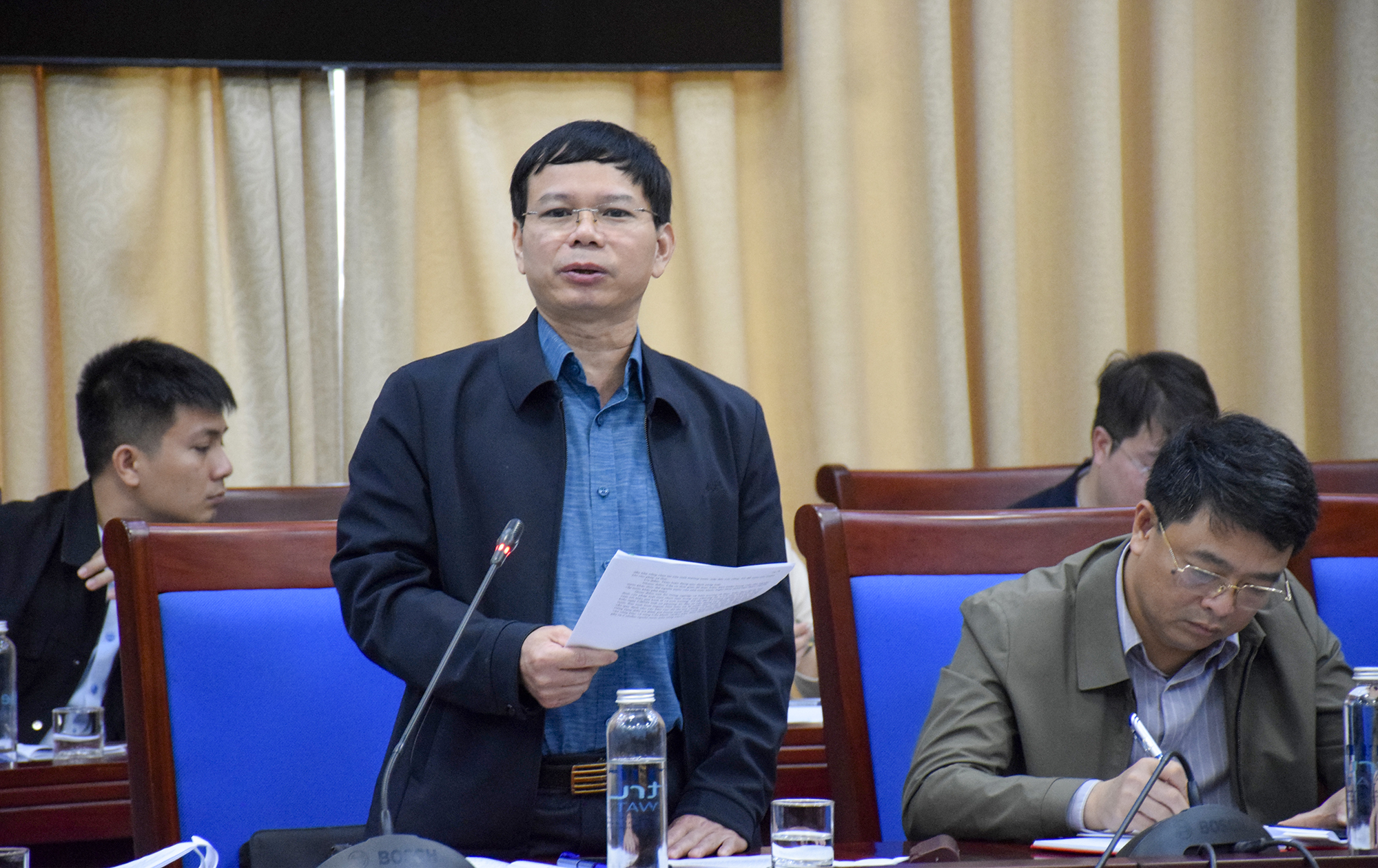 Ông Phạm Văn Toàn,&nbsp;Phó Giám đốc Sở Nông nghiệp và Môi trường Nghệ An, trả lời các vướng mắc liên quan đến giải phóng mặt bằng