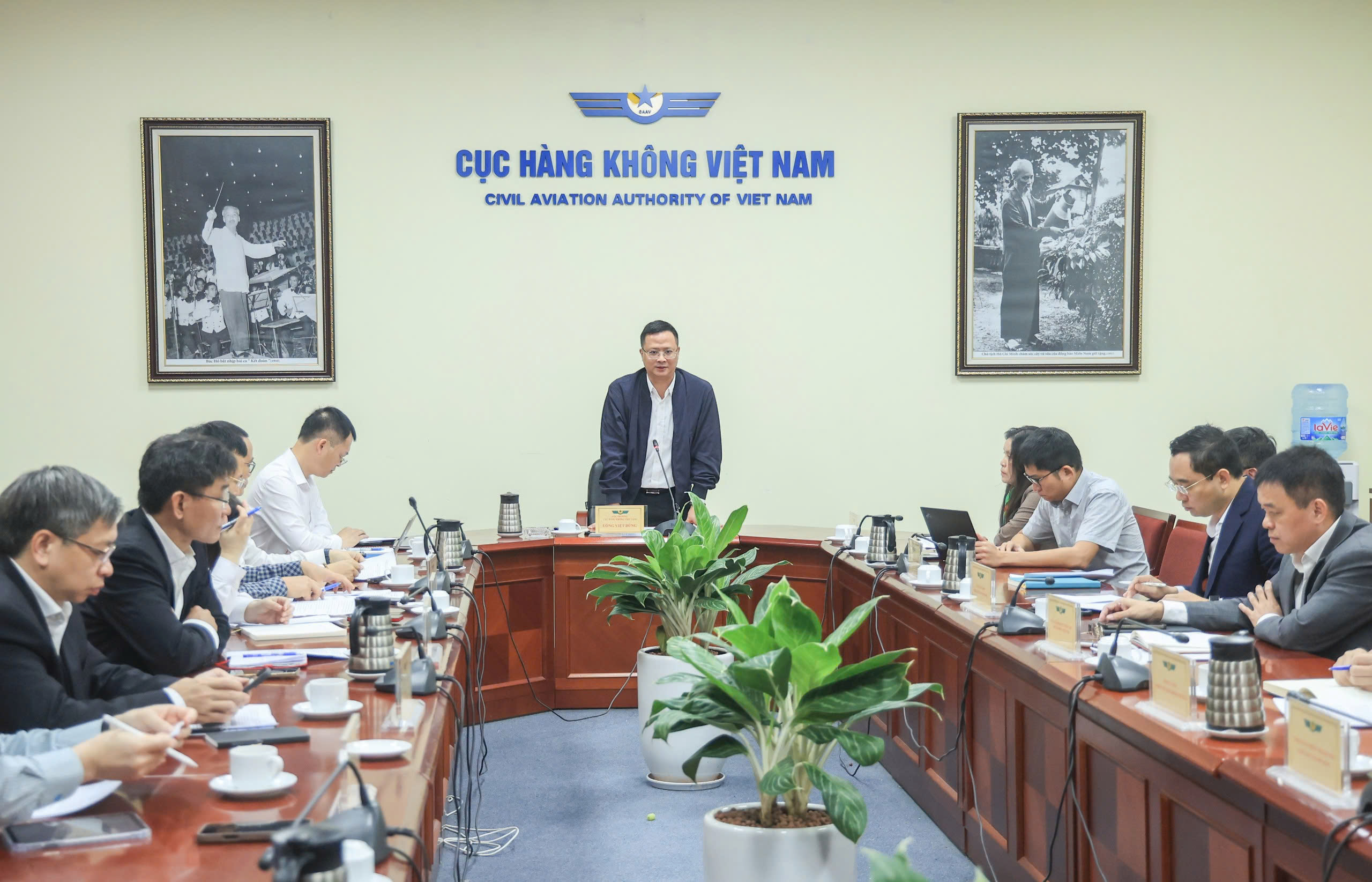 Cục trưởng Cục Hàng không Việt Nam Uông Việt Dũng chủ trì cuộc họp với các cơ quan, đơn vị trong ngành hàng không.