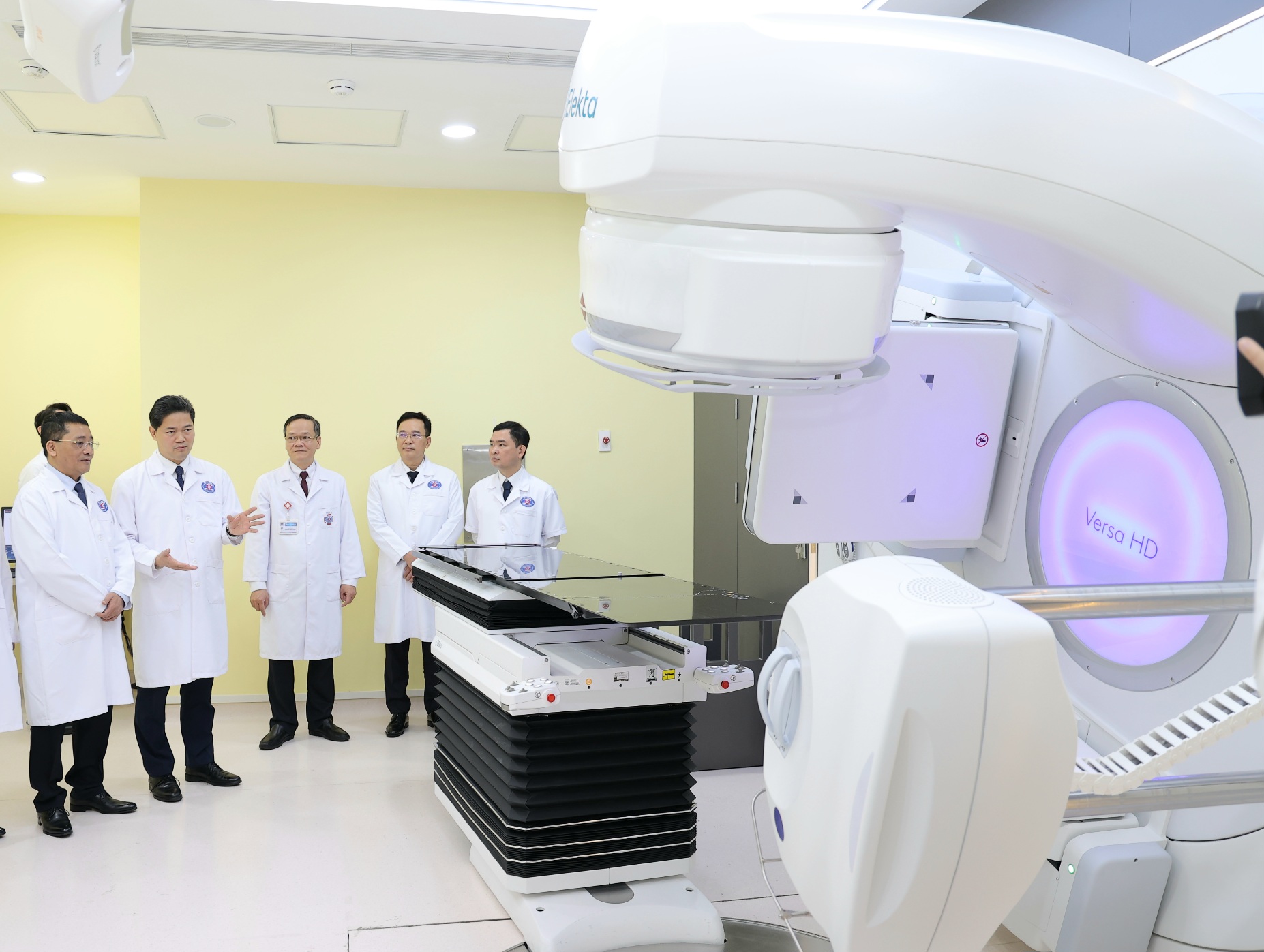 Thứ trưởng Thường trực Vũ Mạnh Hà tại các khoa, phòng lắp đặt thiết bị y tế hiện đại ở cơ sở Quán Sứ của Bệnh viện K.