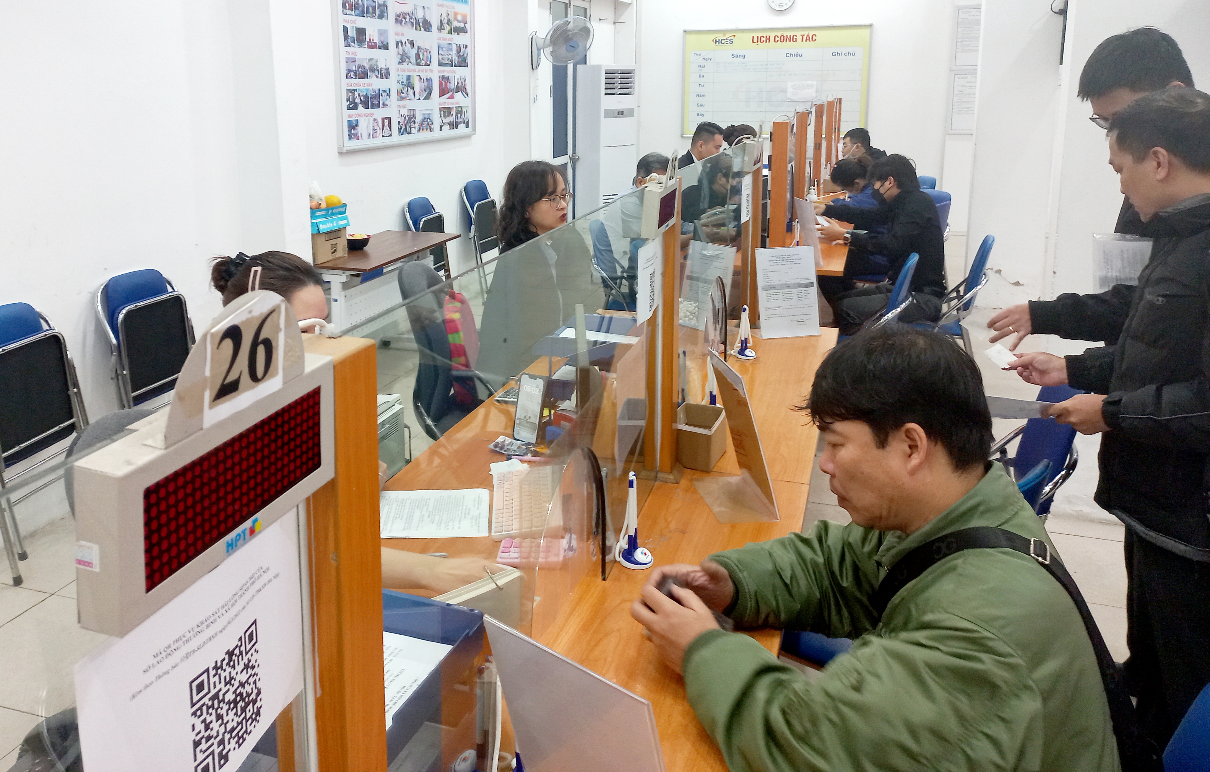 Làm thủ tục hưởng bảo hiểm 6Pg88.com Website Đẳng Cấp Số 1 tại Trung tâm dịch vụ việc làm Hà Nội. Ảnh: Nhật Dương.