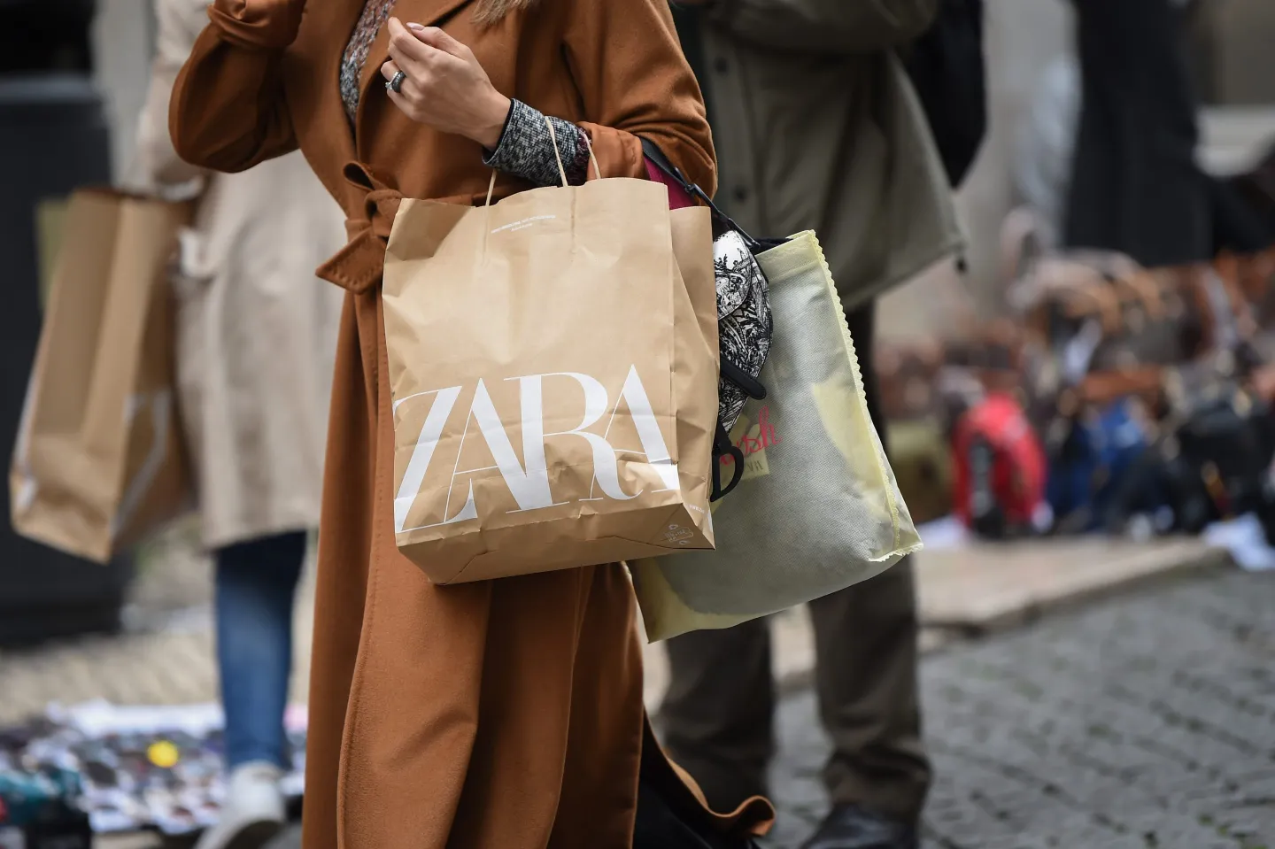 Tính chung cả năm 2025, doanh thu của Inditex tăng 7% khi điều chỉnh theo tỷ giá, đạt 39,86 tỷ euro.