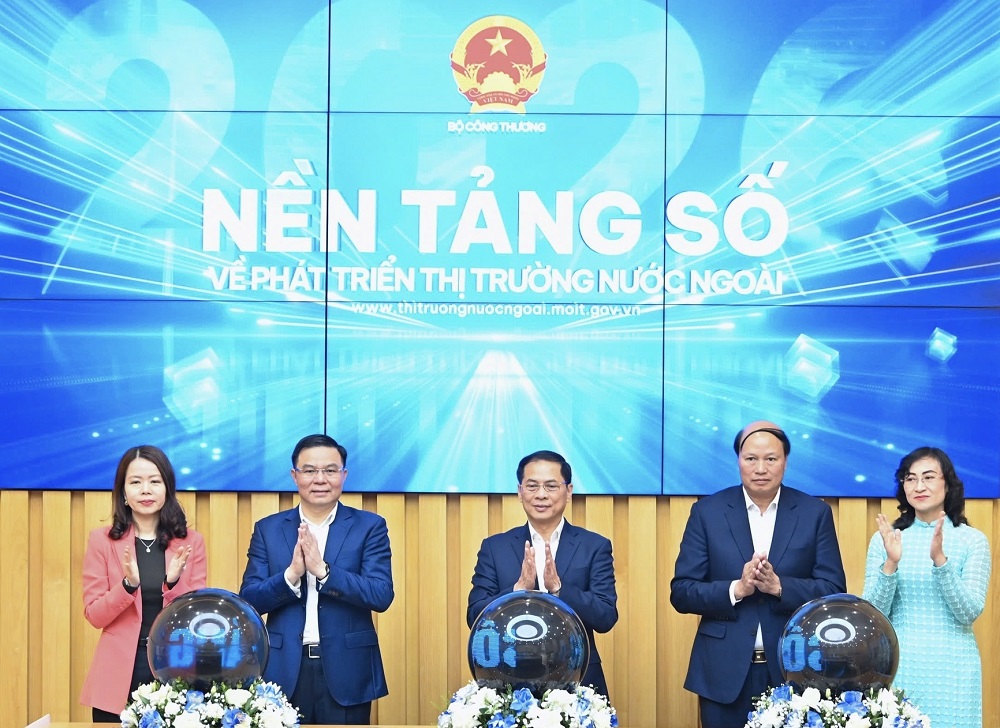 Phó Thủ tướng Bùi Thanh Sơn và Lãnh đạo Bộ Công Thương khai trương Nền tảng số về PG88 hơn 2,1 triệu thành viên thị trường nước ngoài. Ảnh: Vũ Khuê.