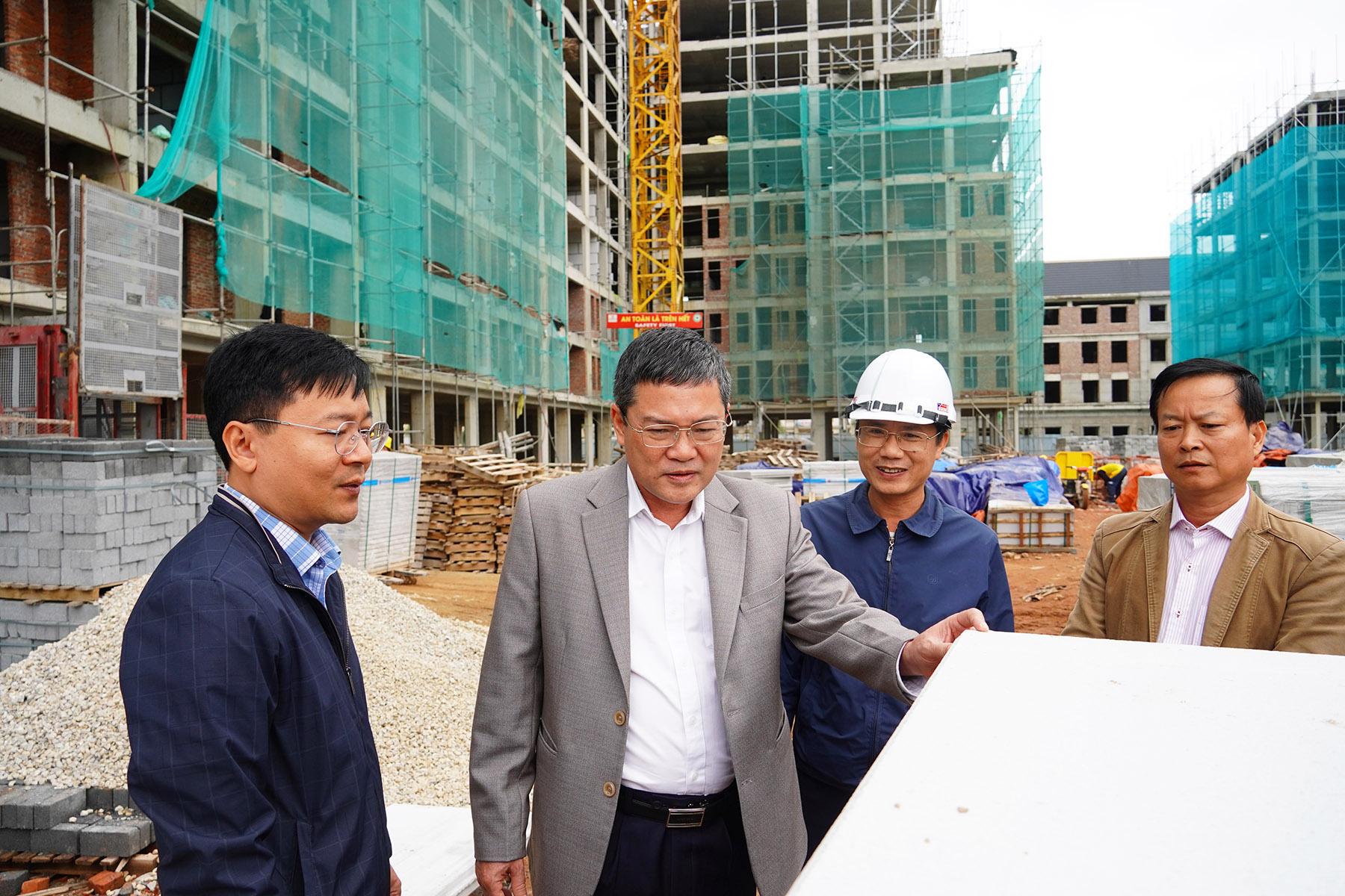 Phó Chủ tịch UBND tỉnh Quảng Trị Phan Phong Phú kiểm tra các hạng mục xây dựng Link Trang Chủ PG88.Com Mới #2026 nhà ở xã hội Bảo Ninh 1