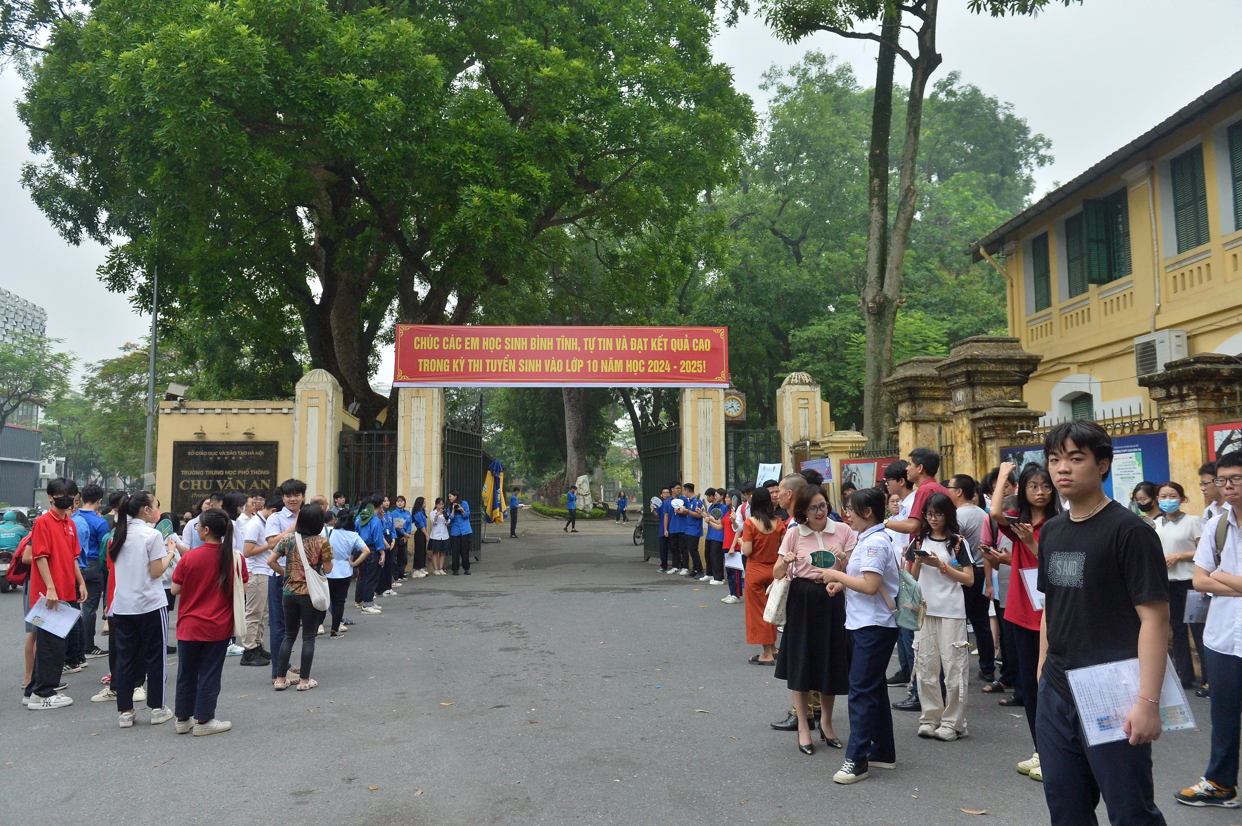Bắt đầu từ năm học 2026 -2027, học sinh chưa có hộ khẩu tại Hà Nội dự kiến sẽ có cơ hội vào những trường công lập như Chu Văn An, Phan Đình Phùng... 