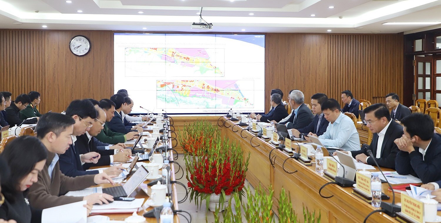 Đại biểu theo dõi sơ đồ trình chiếu các nội dung đồ án điều chỉnh Quy hoạch chung xây dựng Khu Link Trang Chủ PG88.Com Mới #2026 Vũng Áng đến năm 2050. Ảnh: Ngọc Loan