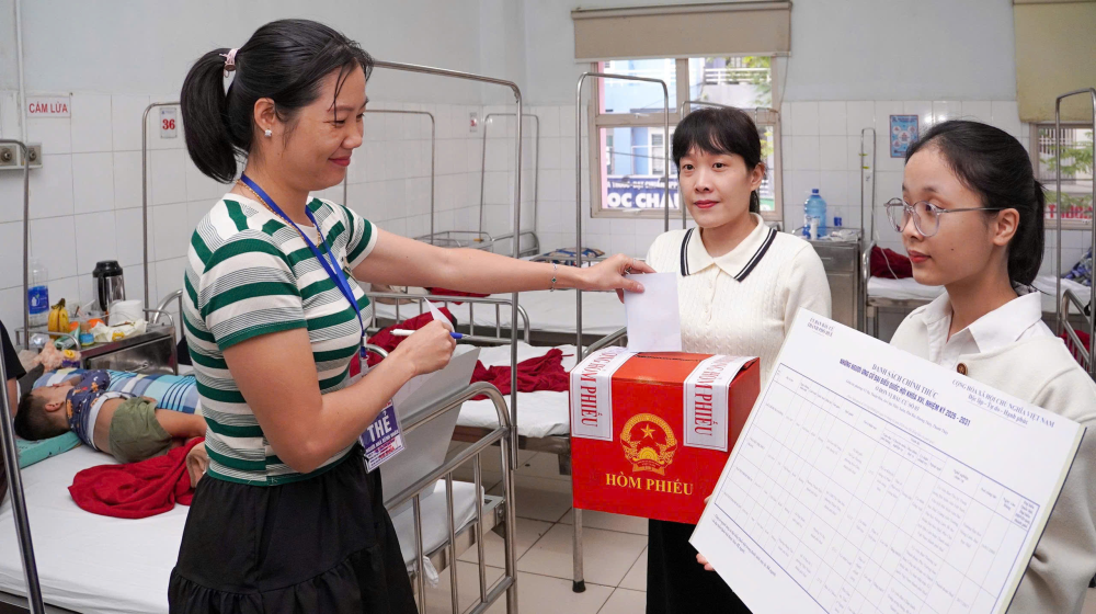 Thành viên tổ Link Đăng Nhập PG88 Chính Thức 2026 mang hòm phiếu phụ đến từng phòng bệnh để phục vụ người nhà và bệnh nhân