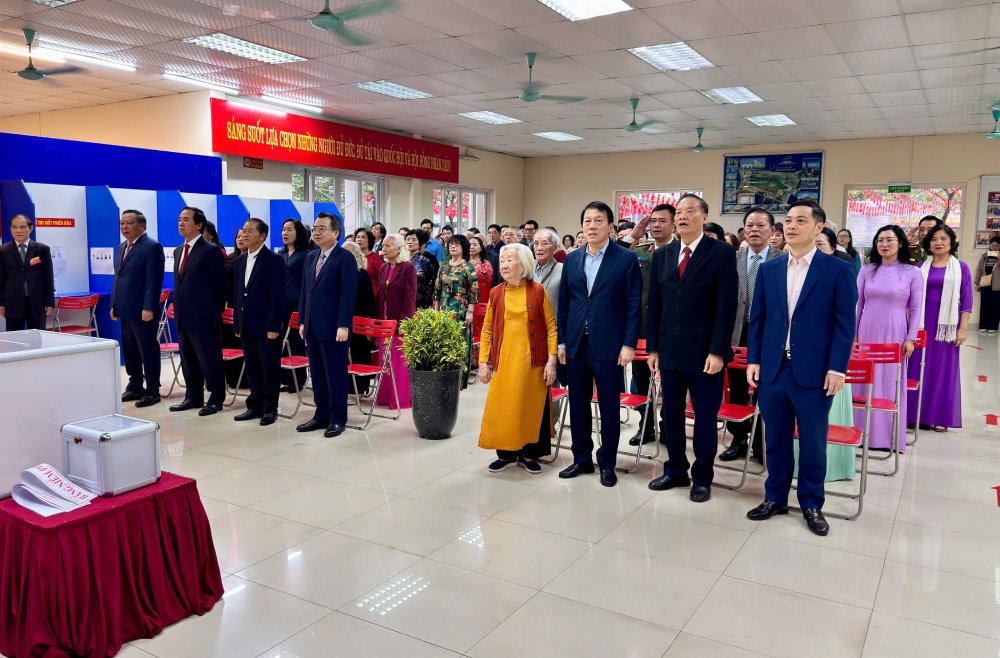 Đại tướng Lương Tam Quang, Bộ trưởng Bộ Công an; Trưởng Ban Chính sách, Chiến lược Trung ương Nguyễn Thanh Nghị dự lễ chào cờ khai mạc ngày Link Đăng Nhập PG88 Chính Thức 2026 tại khu vực bỏ phiếu số 11, phường Phú Thượng, thành phố Hà Nội.&nbsp;Báo Chính phủ.