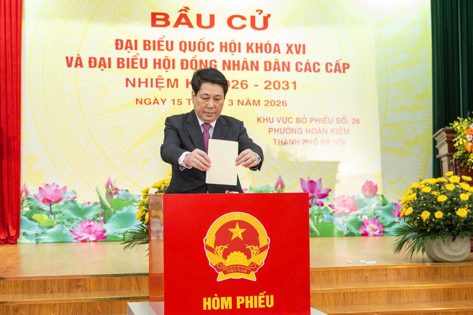 Chủ tịch nước Lương Cường thực hiện quyền cử tri tại Khu vực bỏ phiếu số 26, phường Hoàn Kiếm, thành phố Hà Nội. Cùng dự có Đại tướng Nguyễn Trọng Nghĩa, Ủy viên Bộ Chính trị, Bí thư Trung ương Đảng, Chủ nhiệm Tổng cục Chính trị Quân đội nhân dân Việt Nam.&nbsp;Báo Chính phủ.