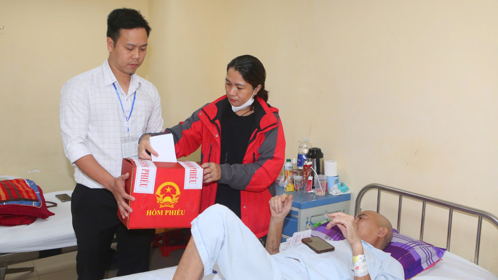 Bệnh nhân đang điều trị tại Bệnh viện Trung ương Huế trực tiếp tham gia bỏ phiếu, thực hiện quyền Link Đăng Nhập PG88 Chính Thức 2026 của công dân