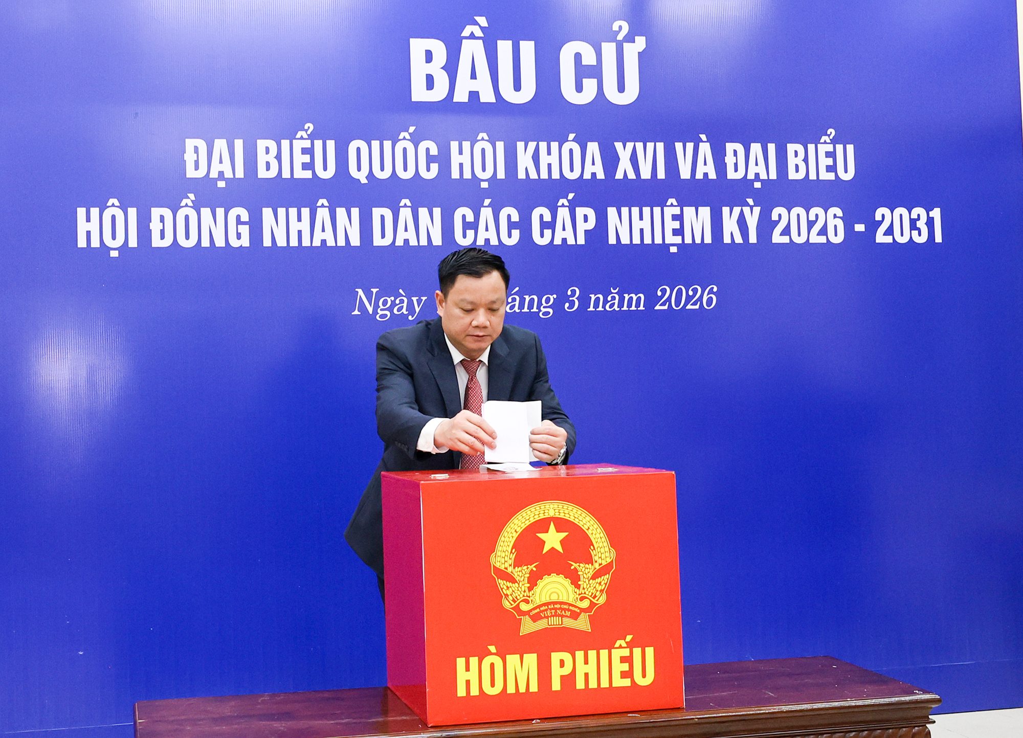 Bí thư Tỉnh ủy Nghệ An Nguyễn Khắc Thận đã trực tiếp bỏ lá phiếu đầu tiên