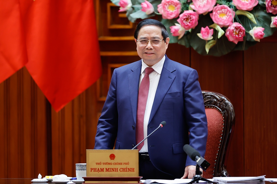 Thủ tướng: Phản ứng linh hoạt, kịp thời, tuyệt đối không để thiếu xăng dầu, năng lượng