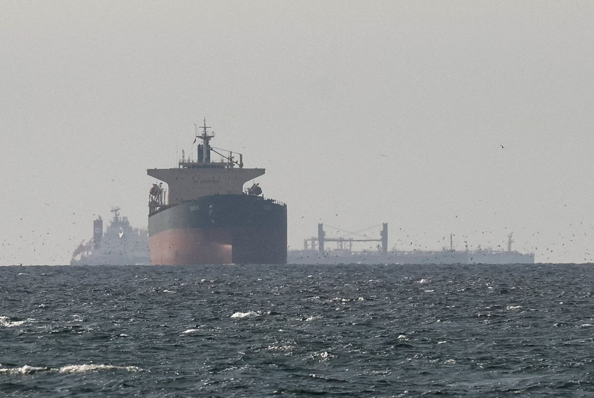 Phí bảo hiểm hàng hải ở eo biển Hormuz tăng gấp 4 lần