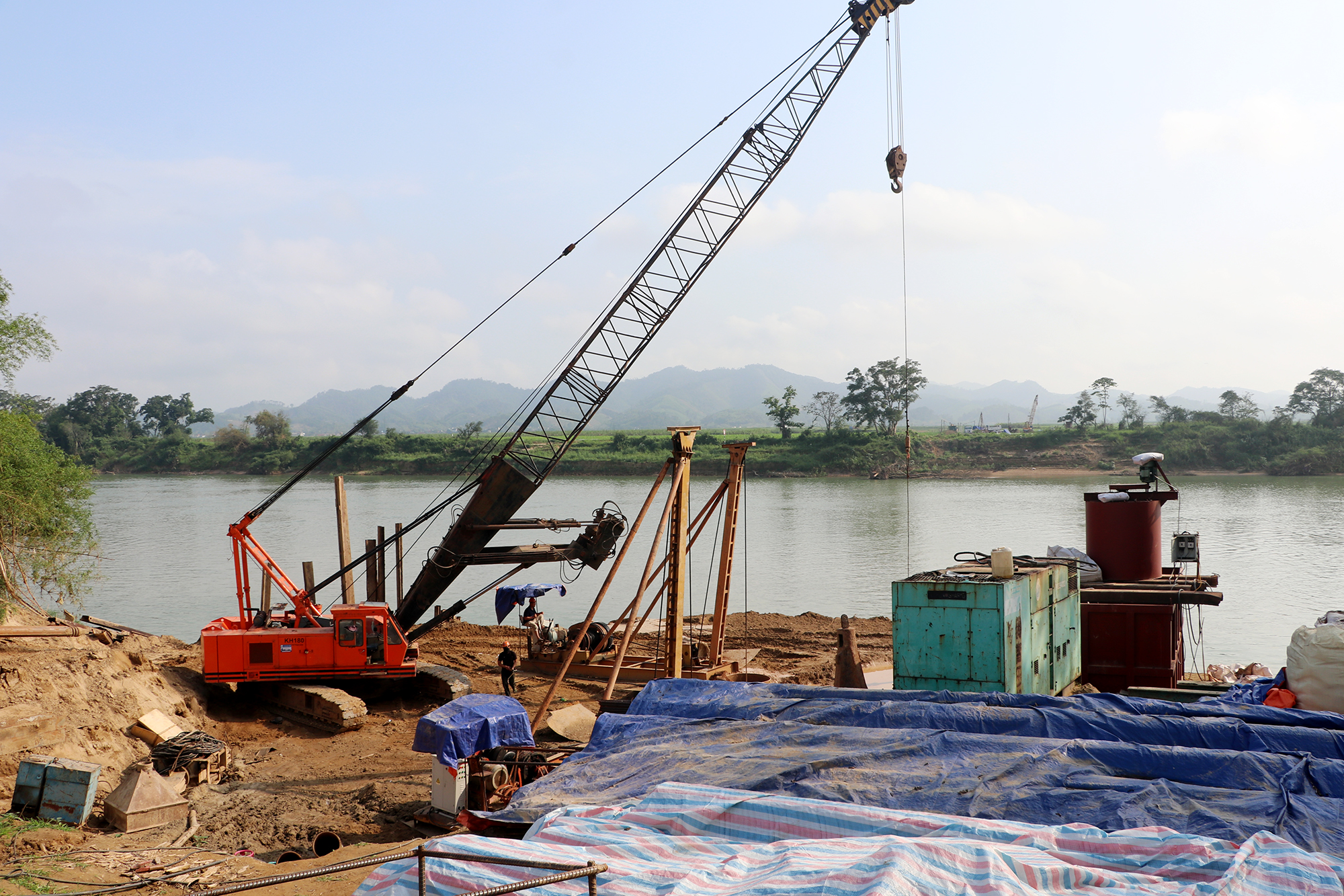 Công trường thi công cầu Đức Sơn