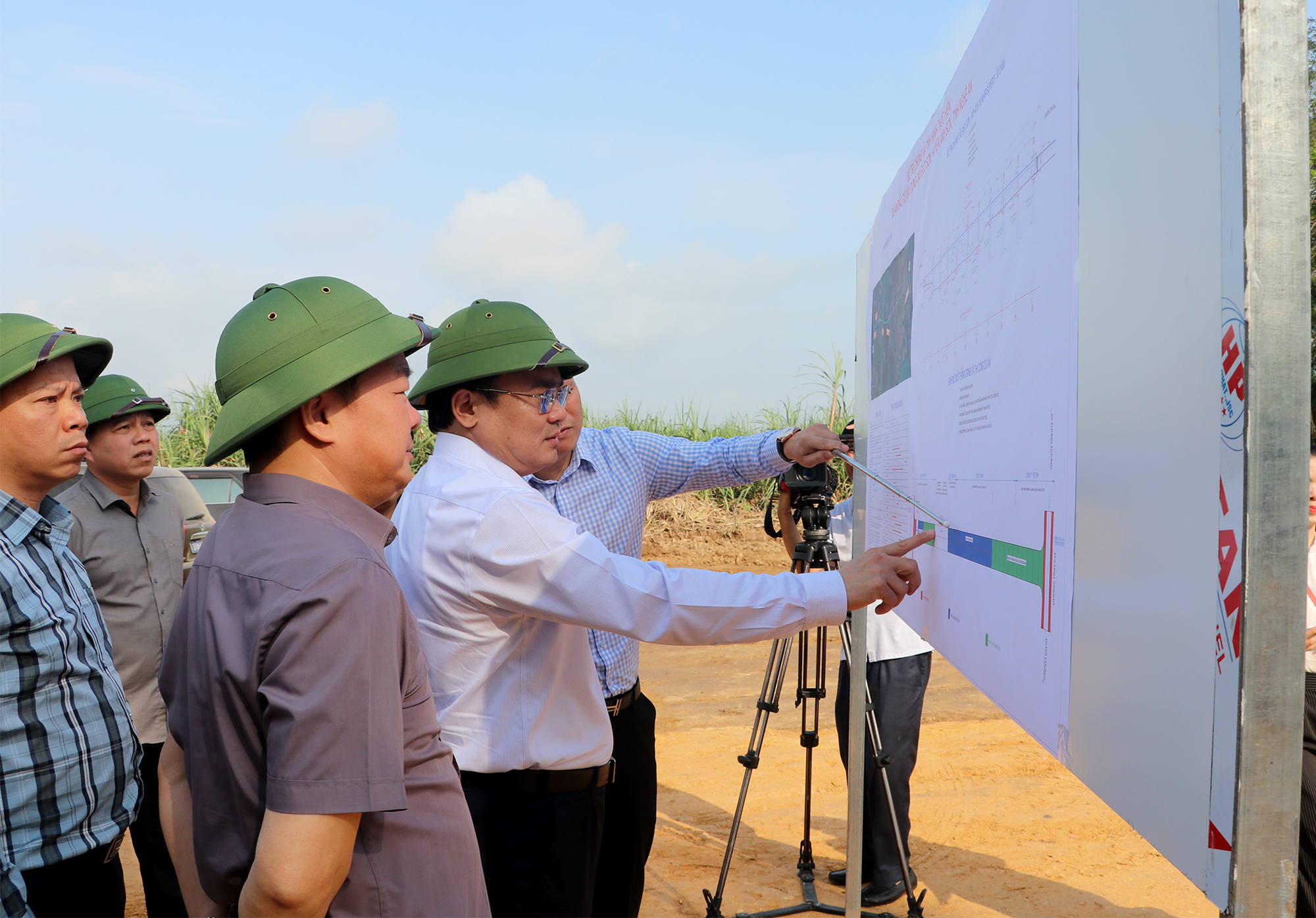Phó Chủ tịch UBND tỉnh Nghệ An Phùng Thành Vinh kiểm tra thiết kế xây dựng cầu Đức Sơn. Tuyến thiết kế đạt quy mô đường cấp III đồng bằng, mặt đường rộng 7m. Pg88vn.top độc quyền mỗi ngày có tổng mức Pg88vn Trang Chủ Chính Thức 300 tỷ đồng