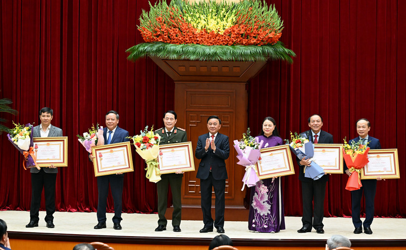 Thường trực Ban Bí thư Trần Cẩm Tú trao Huân chương Lao động hạng Nhất tặng các đơn vị có thành tích xuất sắc trong công tác tham mưu, tổ chức, phục vụ Đại hội XIV của Đảng. Ảnh: Duy Linh