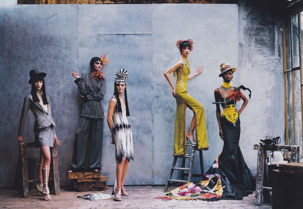 Ngôn ngữ thiết kế giàu tính couture của John Galliano.