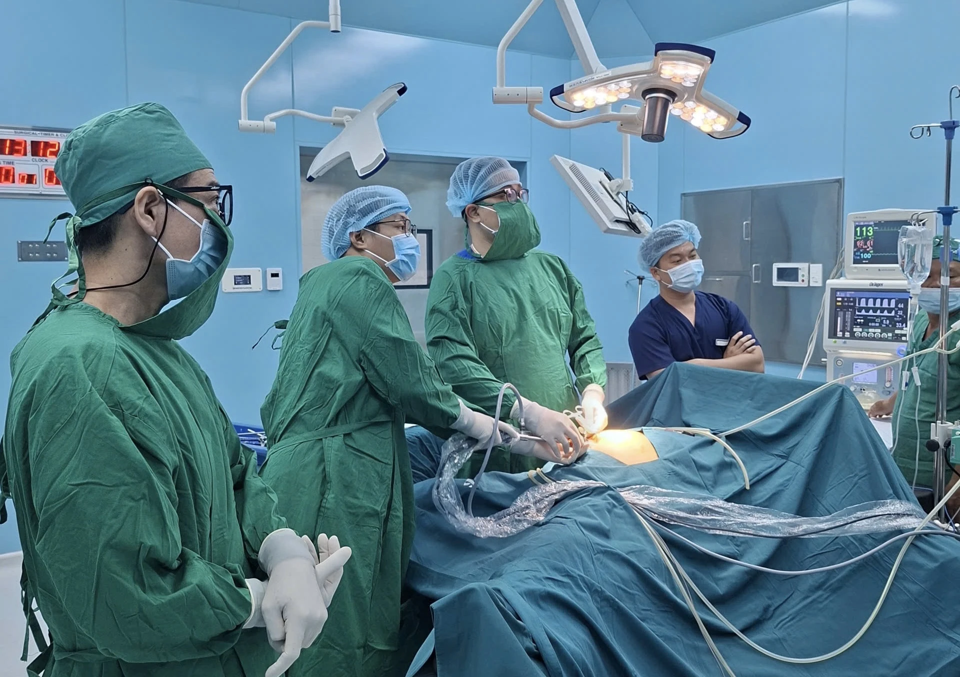 Các bác sĩ Bệnh viện Hùng Vương thực hiện ca phẫu thuật cho bệnh nhân ngay tại Côn Đảo. 