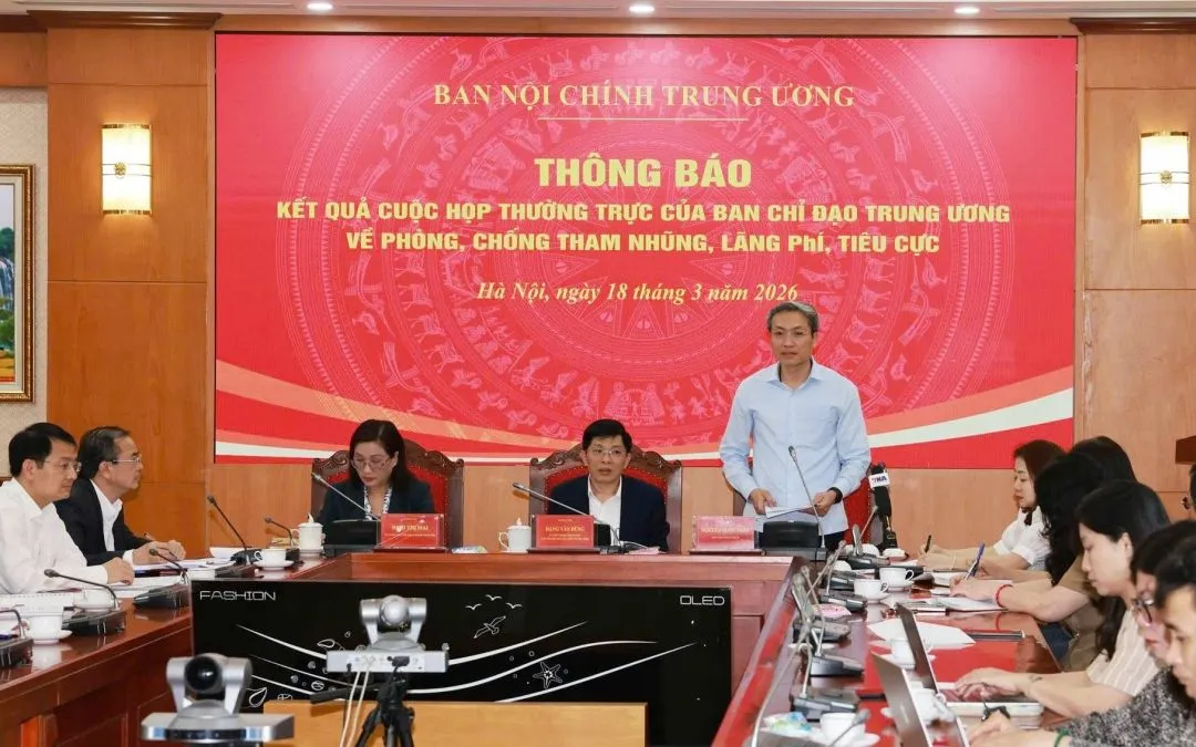 Thiếu tướng Nguyễn Quốc Toản - Chánh văn phòng, Người phát ngôn Bộ Công an trao đổi tại cuộc họp. Ảnh: VOV