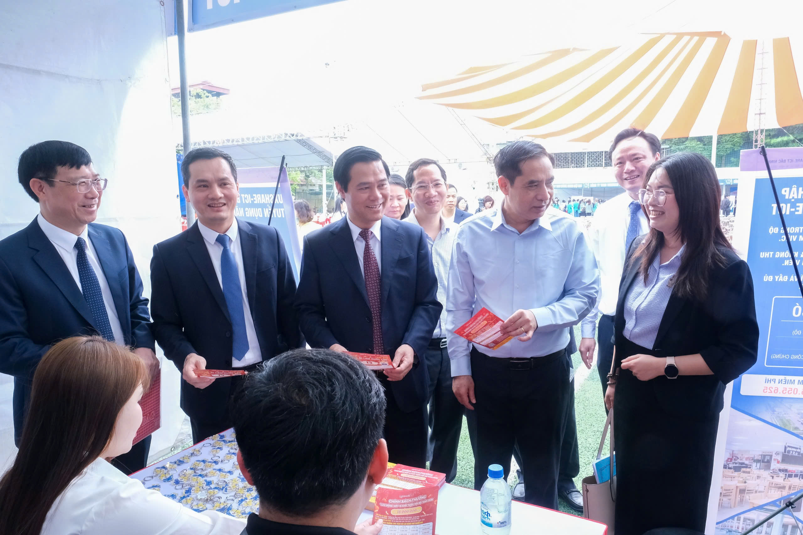 Lãnh đạo tỉnh Bắc Ninh và Cục Việc làm (Bộ Nội vụ) trao đổi với các PG88 Link Dễ Nhớ Pg88.com. Ảnh: Văn Quân.