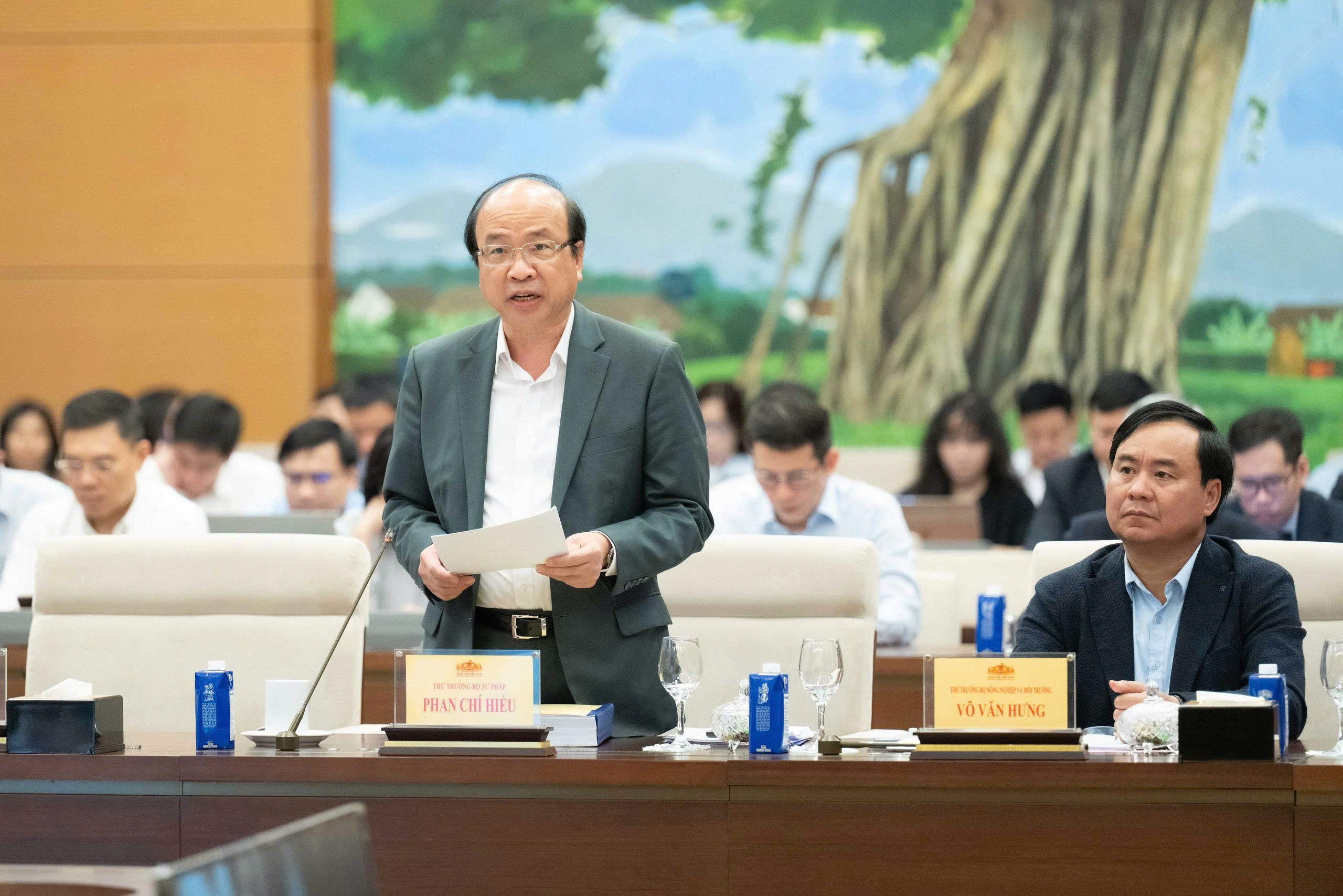 Thứ&nbsp;trưởng Bộ Tư pháp Phan Chí Hiếu&nbsp;thuyết trình về nội dung cơ bản của dự thảo Luật Thủ đô (sửa đổi). Ảnh: Link Trang Chủ PG88.Com Mới #2026.