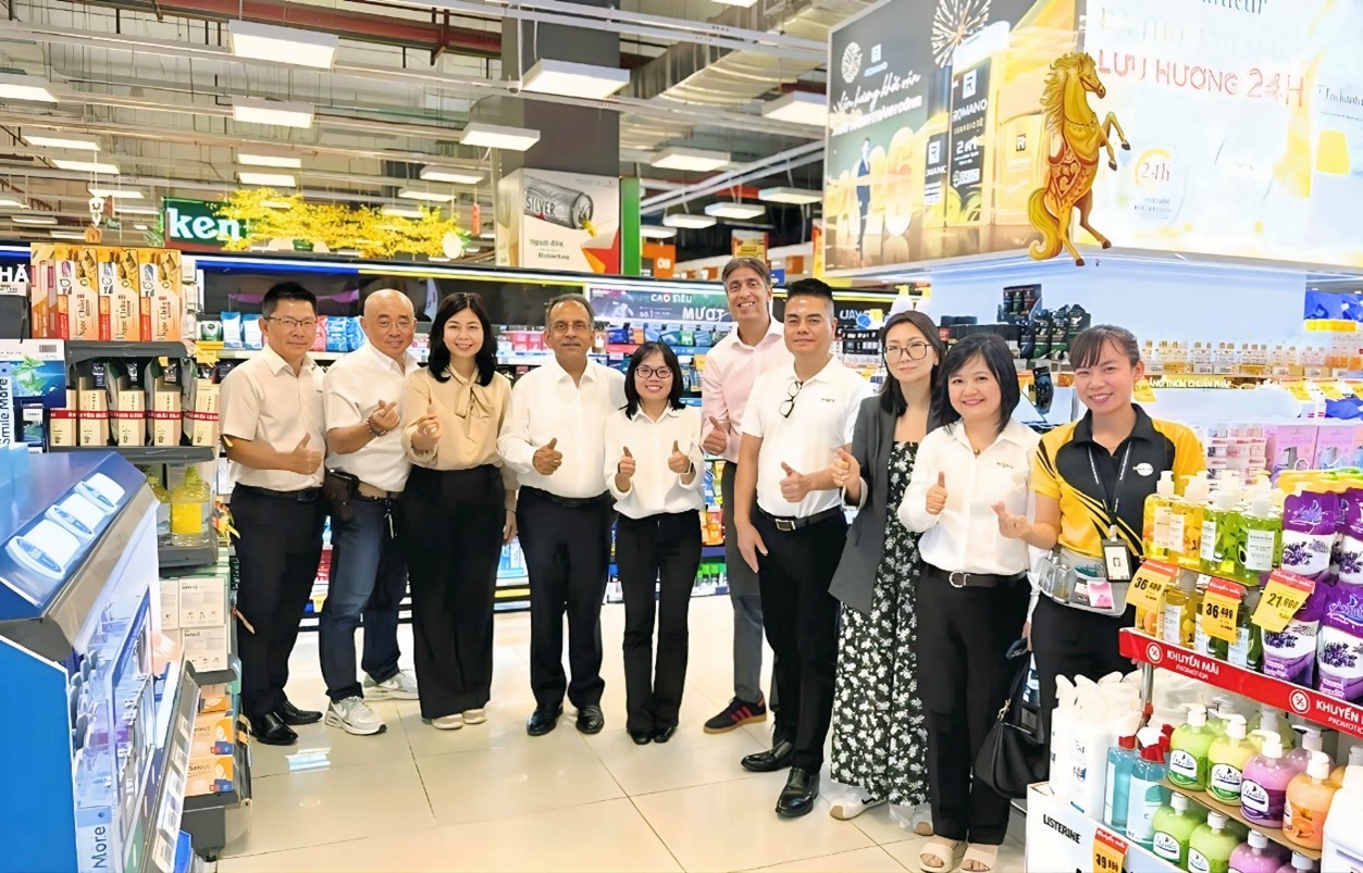 Ban lãnh đạo cấp cao của Wipro trong chuyến khảo sát kênh siêu thị tại TP.HCM.