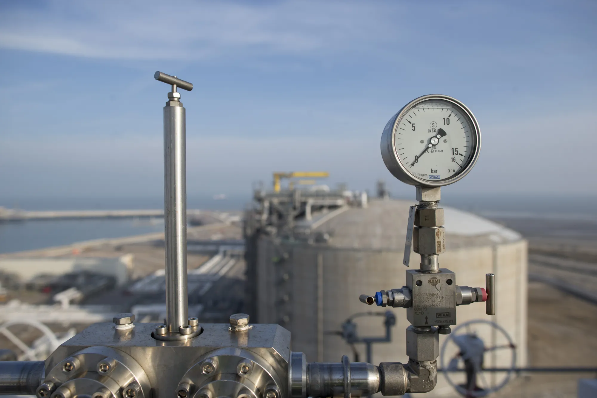 Giá dầu thô và khí đốt ở châu Âu tăng dữ dội sau khi nhà máy LNG của Qatar bị tấn công