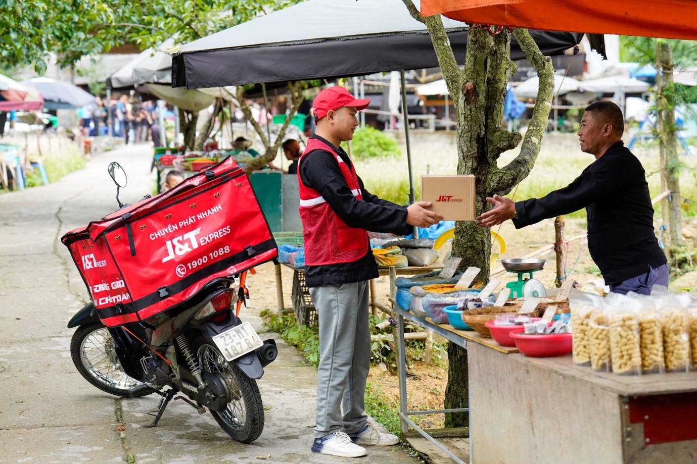 Khách hàng tạo đơn trực tiếp trên ứng dụng J&T Express, shipper đến tận nơi lấy hàng ngay cả khi chỉ gửi một đơn lẻ.