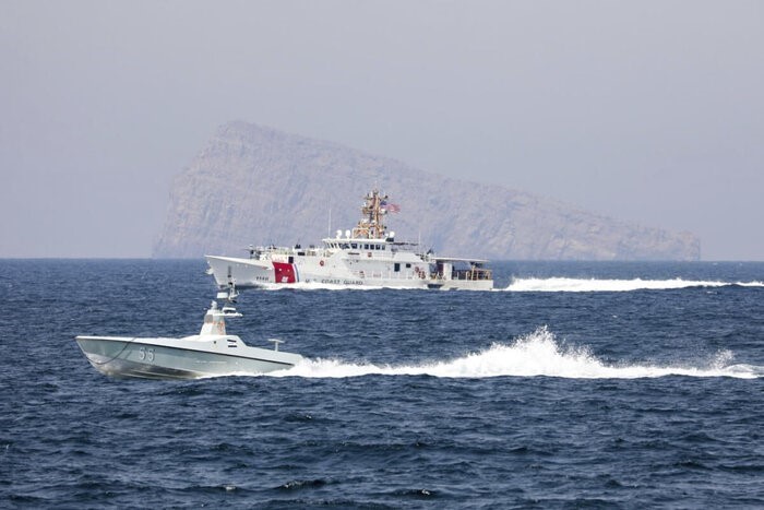 Tàu di chuyển tại Eo biển Hormuz. Ảnh: IRNA/TTXVN