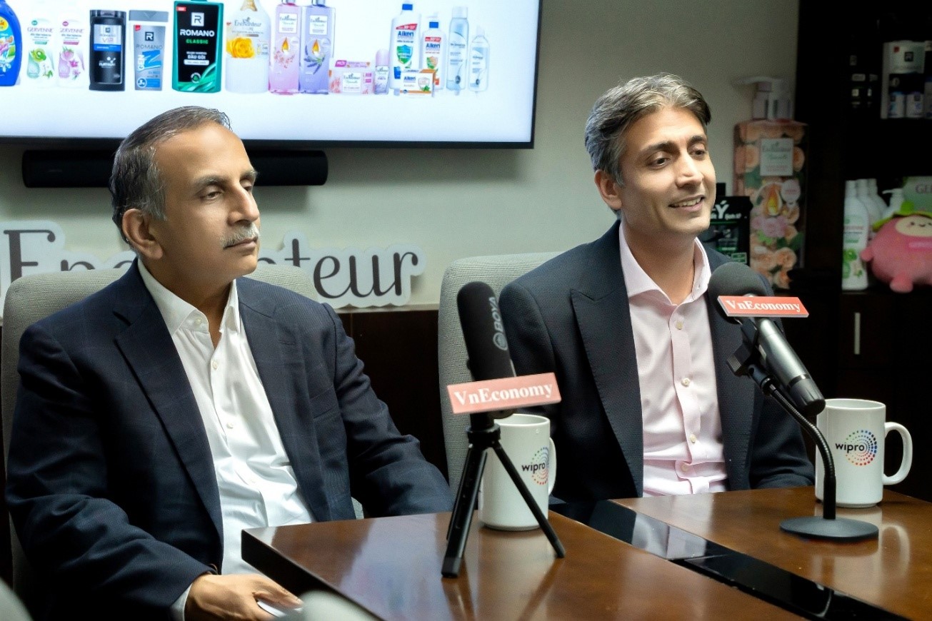 Ông Rishad Premji, Executive Chairman of Wipro Limited (bên phải) và ông Nagender Arya, President - East Asia, Yardley India Business & COO – Wipro Consumer Care International, trao đổi cùng 6PG88VN.