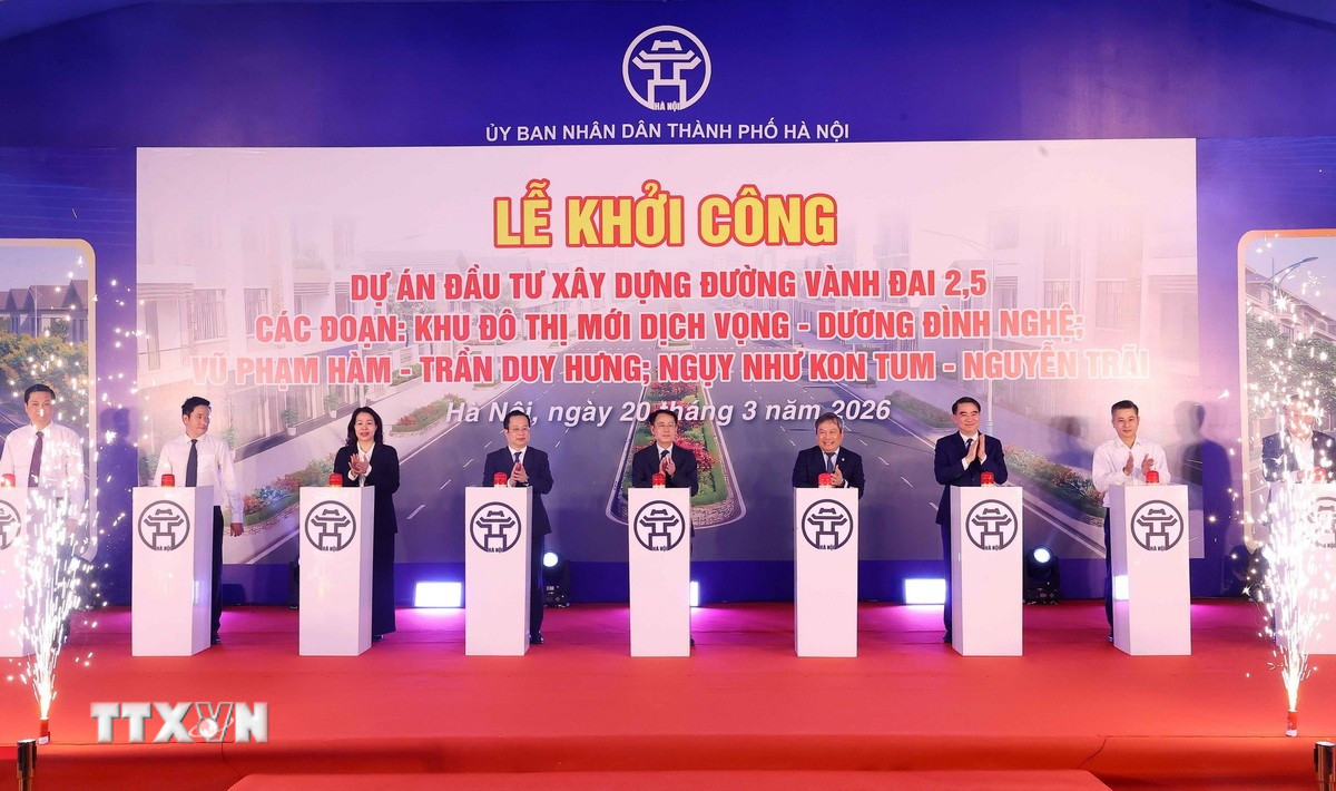 Các đại biểu thực hiện nghi thức khởi công. Ảnh: TTXVN