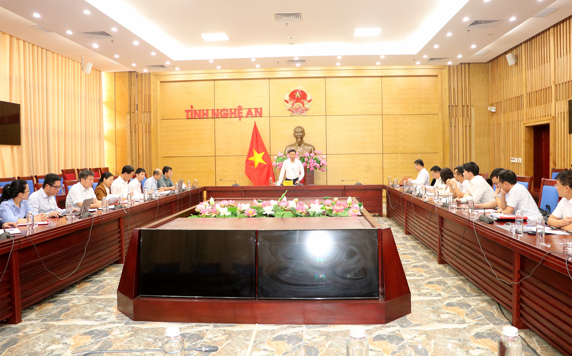 Quang cảnh cuộc họp